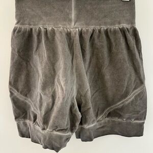 Ripple Yoga Shorts in earthy taupe like new